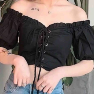  - Svart top, kan både ha som offshoulder eller vanligt! ❤️