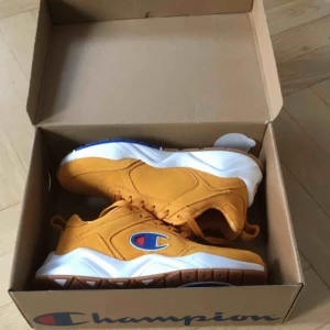  - Super sköna och snygga Champion sneakers som bara är testade och tyvärr för små för mig. Kan mötas upp i Mariestad  eller så betalar köparen frakt☀️