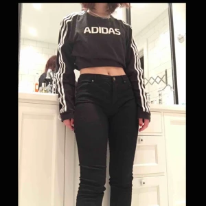  - Svarta byxor med guldfärgade knappar!! Använda ett fåtal gånger. Frakt tillkommer. 🥰