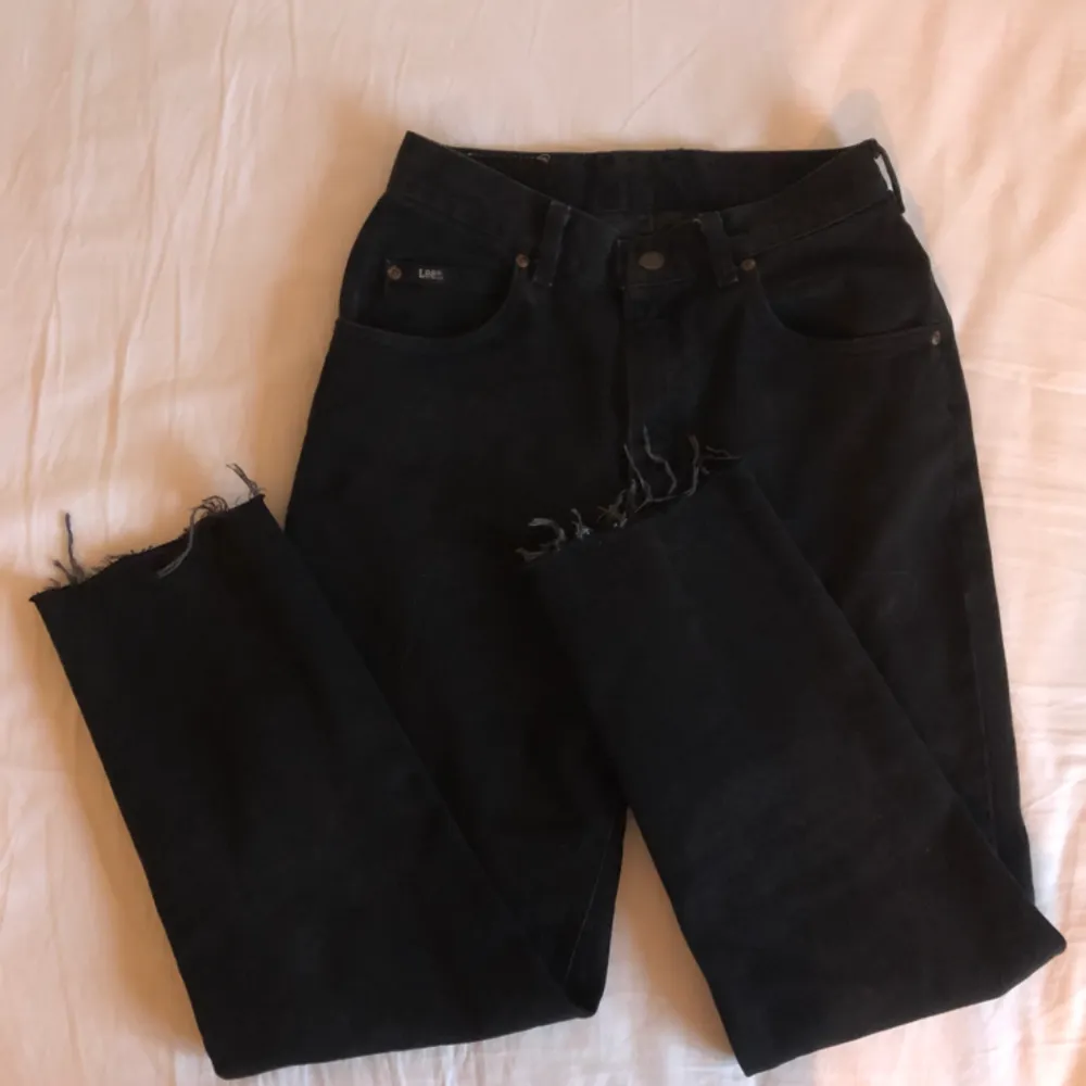 Högmidjade, avklippta Lee jeans köpta på Beyond Retro, kontakta för fler bilder.  Kan mötas upp i Stockholm eller frakta mot fraktkostnad. 🌹. Jeans & Byxor.