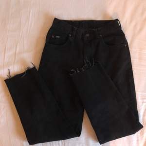 Högmidjade, avklippta Lee jeans köpta på Beyond Retro, kontakta för fler bilder.  Kan mötas upp i Stockholm eller frakta mot fraktkostnad. 🌹