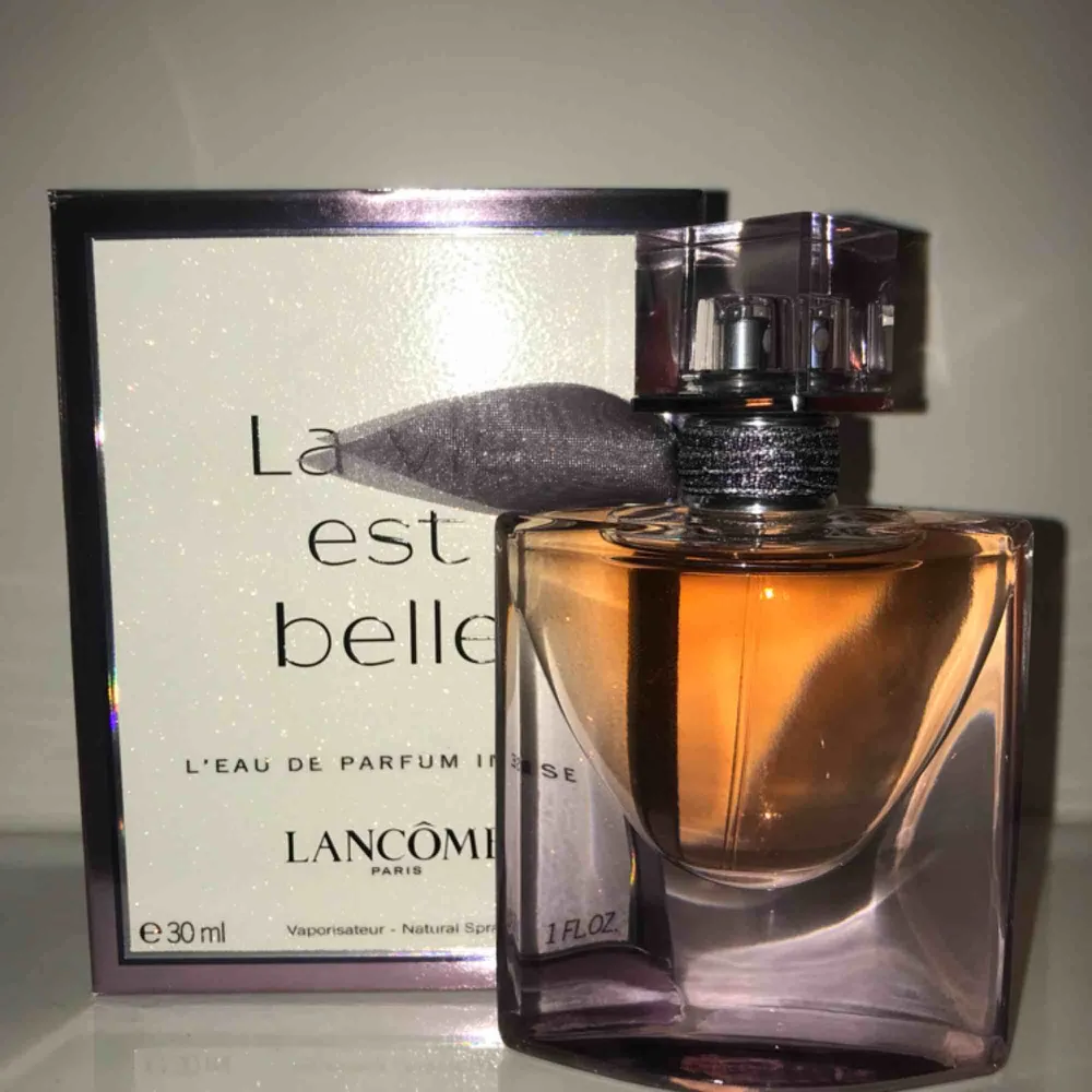 Parfym La vie est Belle från Lancome, 30ml. Aldrig använd, säljs pga öppnad förpackning så går ej att lämna tillbaks . Övrigt.