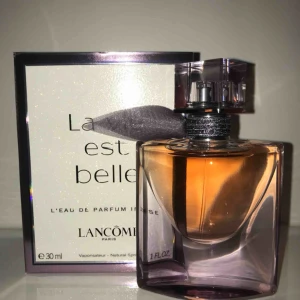  - Parfym La vie est Belle från Lancome, 30ml. Aldrig använd, säljs pga öppnad förpackning så går ej att lämna tillbaks 