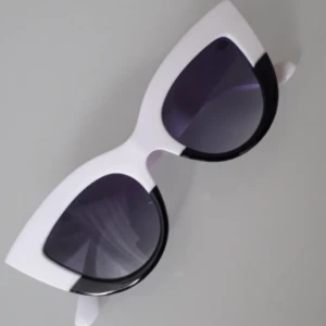  - Unika dippade cateyebrillor i svart och vitt!❤ Frakt: 9kr TOTAL: 119:-