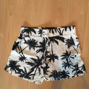 Shorts med palmer  Hög midja  Inklusive frakt 