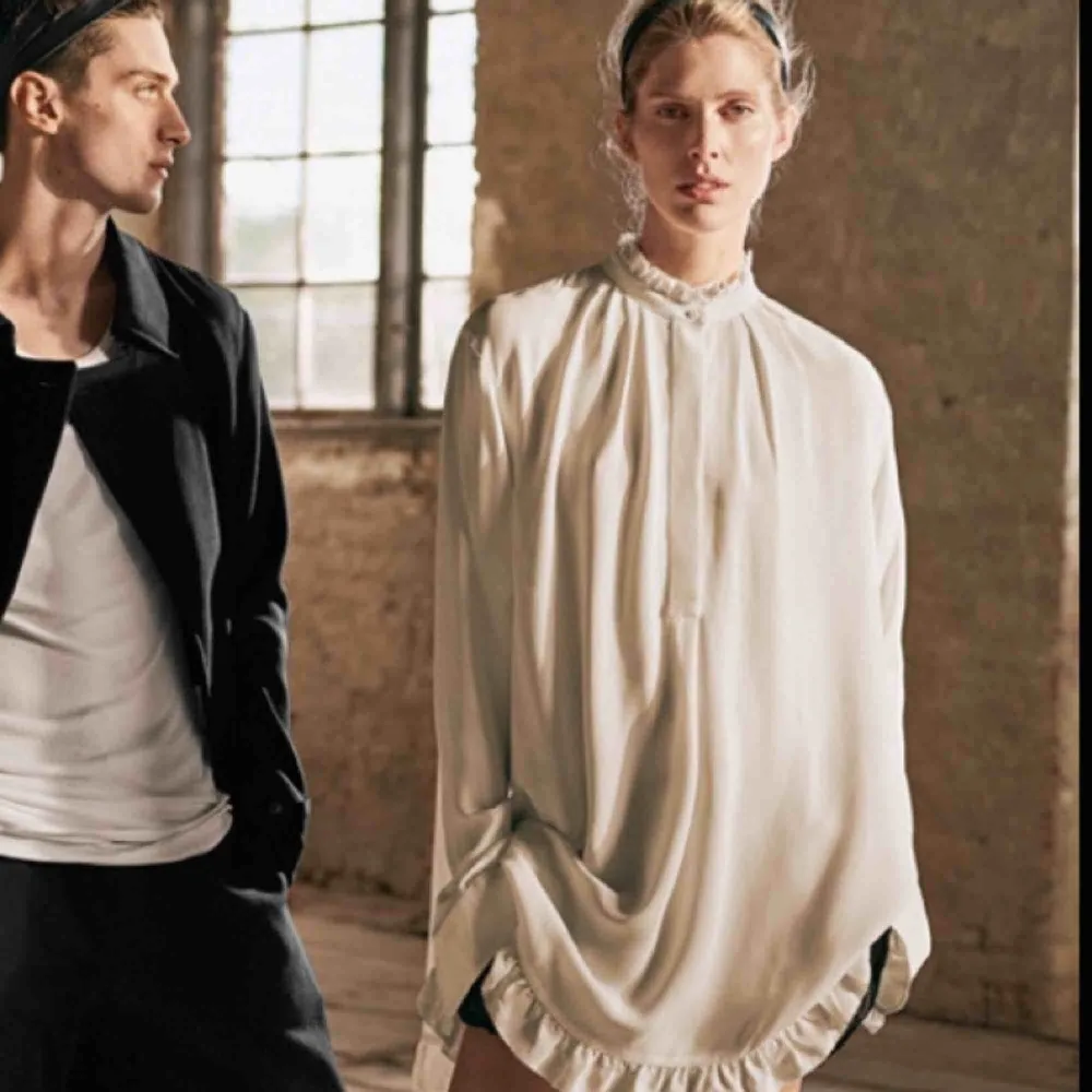 Svart skjorta från H&M studios med öppen bak 🌸 helt i nyskick 🌸 som på andra bilden men svart 🌸frakt på 20kr tillkommer 🌸. Blusar.