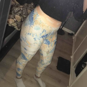  - Ett par träningstights från Stronger. Använda 1-2 gånger. Köpta för 600 kr Säljer för 250 kr