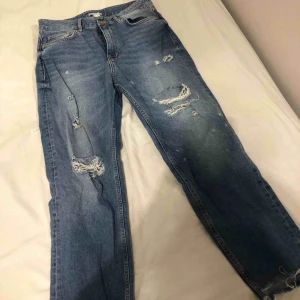  - Super fina momjeans med bra passform och snygga hål framtill