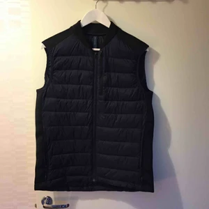  - Väst köpt från Zara i Usa, nästan intill oanvänd, alltså i mycket gott skick. 