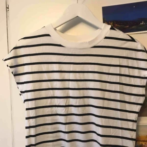  - Oanvänd tröja. 20kr