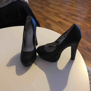  - Klackar från din sko. Använd 1gg. Fint skick