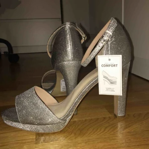 - Aldrig använda, endast provade. Väääldigt bekväma trots klackhöjden. Gjorda med inbyggda komfortkuddar. Perfekt till tillfällen såsom bal, jul/nyårsfest. Klackhöjd ca 12cm Nypris €39.99 Säljer för 250kr eller högsta bud