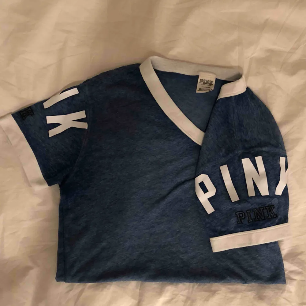 T-shirt från Pink, står L på lappen men jag skulle säga att den är mer lik en M, frakt tillkommer på ca 40kr🌸. T-shirts.