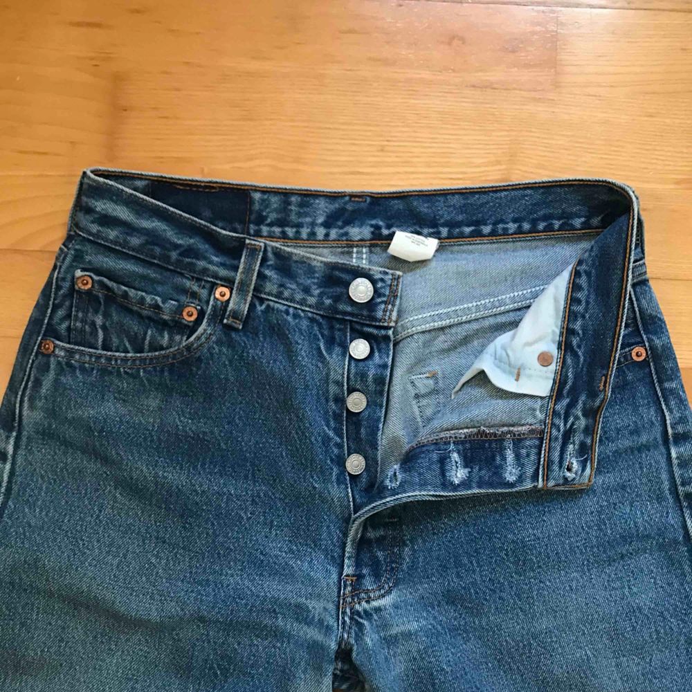 Assnygga Levis jeans:) tyvärr för små💓 möts upp i Stockholm, annars står köparen för frakt!. Jeans & Byxor.