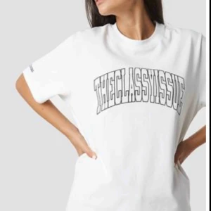  - Theclassyissue T-shirt från nakd. Som ny. Nypris 349kr