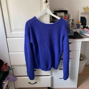  - Kornblå stickad tröja från nakd, använd fåtal gånger så den är i fint skick. Går att använda med v-ringning eller åt andra hållet också!