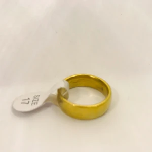  - Guldig ring i rostfritt stål, storlek 17! Superfin, oanvänd! Frakt 10kr