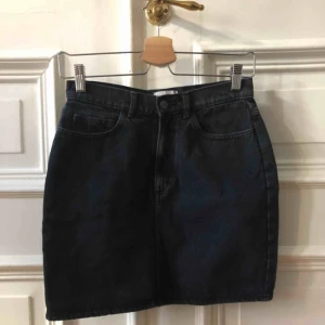  - Svart jeanskjol från monki. Kan mötas upp i Gbg annars tillkommer frakt ✨