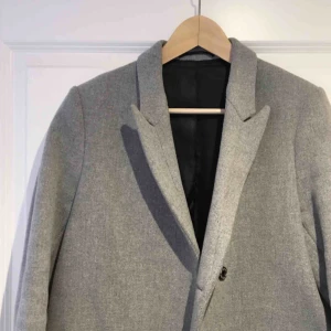  - Säljer nu min Filippa K kappa. Modell Dean coat.  Den är i väldigt bra skick! Fortfarande som ny.  Passar både vår och vinter beroende på vad man har under.  Köptes för 4500kr. Material: 80% ull.  Skickas mot fraktkostnad. Eller upphämtning i Sundbyberg. 