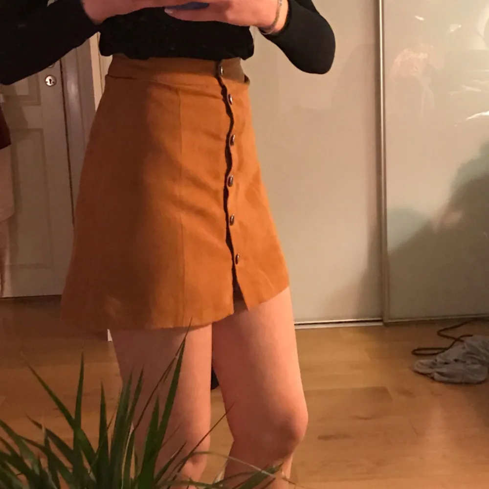 Snygg ljusbrun mockaimiterad kjol från H&M✨✨! Sparsamt använd, nyskick:)) säljer pga för liten. Kan mötas upp i Stockholm eller så står köparen för frakten. Kjolar.