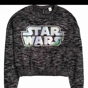 Superfin och frän Star Wars tröja från H&M i storlek S! Använd väldigt få gånger så i superbra skick! FRI FRAKT!!💘💘🤠
