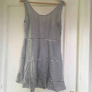  - Somrig och randig klänning från divided, aldrig använd och har prislappen kvar! 😊 Vid frakt betalar köparen frakten! 🐶