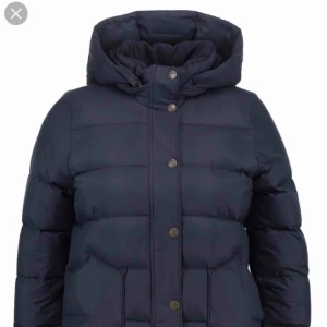  - Dunjacka från Levis. Fint skick.  Kan fraktas mot kostnad men möts helst i Stockholm 