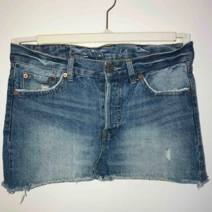  - Jeanskjol från Cubus i storlek 34. Aldrig använd då jag har två.  Köparen står för frakt