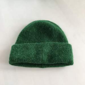 Säljer denna jättefina gröna mössa från Samsoe Samsoe i modellen Nor Hat. Orginalpris- 399kr Hör av er om ni har någon fråga! Kan fraktas om köparen står för frakten :)