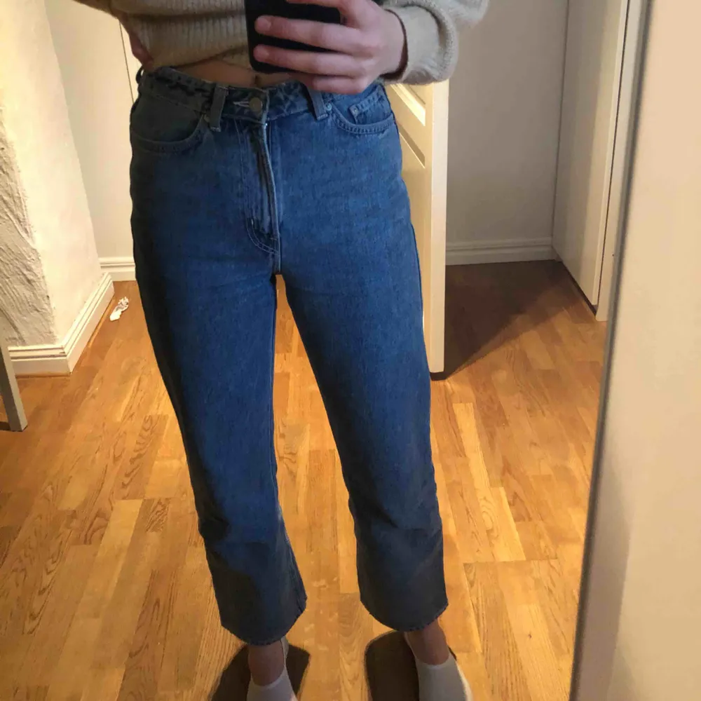 Skit coola jeans från Weekday som aldrig kommer till användning för är lite korta på mig tyvärr! Frakt betalar du om det behövs👍🏼 modellen Row färgen sky blue. Jeans & Byxor.