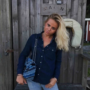  - Jeansskjorta från Levis. Frakt 40kr tillkommer. Säljer även väskan från Michael Kors.