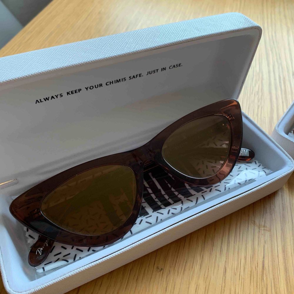 Säljer ett par ”CHIMI Eyewear” solglasögon i färg MANGO. Som nya!   Ordinariepris 899kr  . Accessoarer.