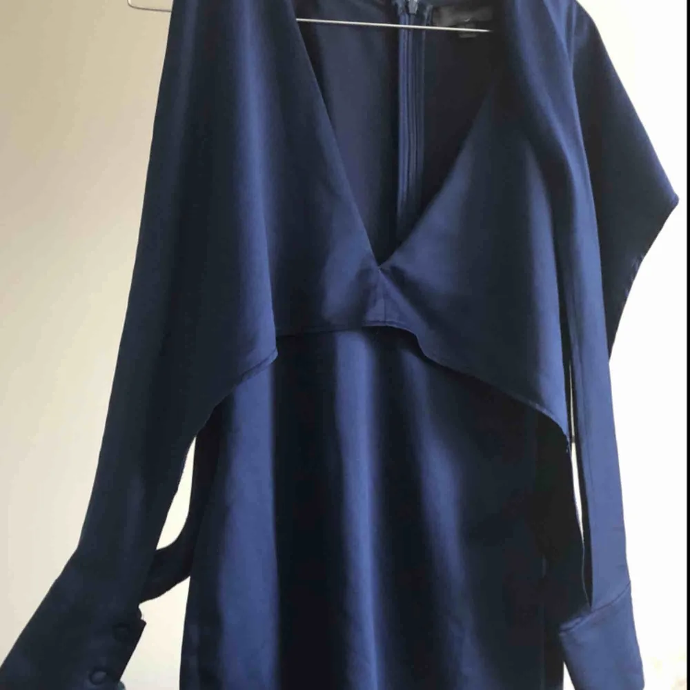 Mörkblå klänning med satin känsla från New Look, långärmad/unik modell ✨. Klänningar.