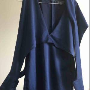 Mörkblå klänning med satin känsla från New Look, långärmad/unik modell ✨