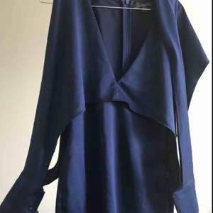 Mörkblå klänning med satin känsla från New Look, långärmad/unik modell ✨