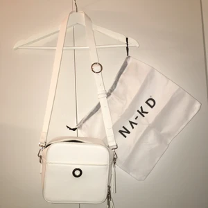  - Jättefin vit väska som det får plats mycket i. OANVÄND. Ett stort fack, två mindre och sedan ett litet fack för t.ex. kort. NA-KDs pris var 349 kr, köparen står för frakten :))