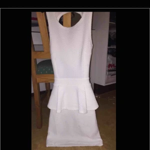  - En vacker klänning med en fin volang runtom samt en vacker detalj i ryggen. Denna skulle passa perfekt till studenten eller andra ändamål