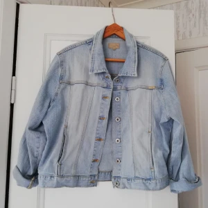  - Superfin jeansjacka, perfekt till våren! Står att den är i stortlek XL men passar superbra så s-m som oversized! Köpt på beyond retro 