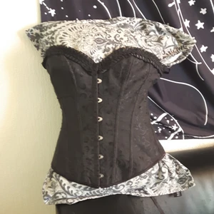  - Fint skick. Snörning i rygg.  Frakt tillkommer vid köp, kan även hämtas upp i Malmö eller Hässleholm.  