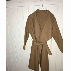  - Beige kappa. Nästan helt ny. Använd fåtal gånger.   Köparen står för frakt. 