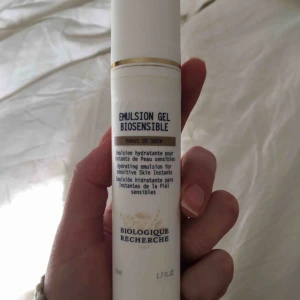  - EMULSION GEL BIOSENSIBLE S.R - Biologique Recherche. Nypris 1450:- säljes för 300:- använd nån vecka. Upphämtning eller frakt