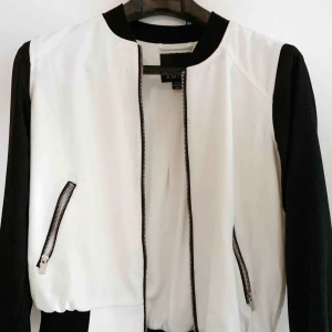  - Oanvänd jacka från Amisu. Tunn och passar bra till våren/sommarn. 