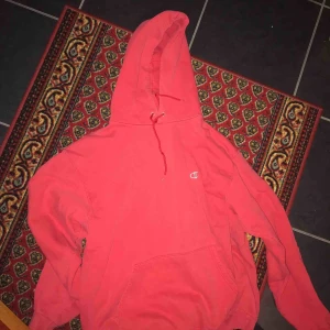  - Röd championhoodie i fint skick!! Endast lite sliten i muddarna. Möts i Stockholm eller så betalar köpare för frakt :)