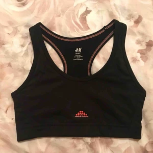  - Superskön sport-bh, tunnare material i ryggen. Har tyvärr blivit för liten, så knappt använd. Sänker priset vid snabb affär 🖤