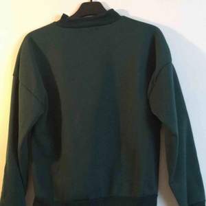 Superfin mörkgrön sweatshirt, använd bara ett fåtal gånger så den är så gott som ny❣️