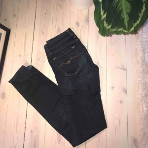  - Ett par långa jeans från replay som jag använde flitigt så länge jag fortfarande kom i dom! Storlek 25 och dom är långa i längden!