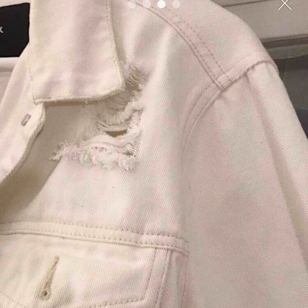 Säljer en vit jeansjacka ifrån bik bok. Använder den aldrig & därför vill jag sälja denna. Köpt   för 500, säljes för 200 + frakt . Jackor.