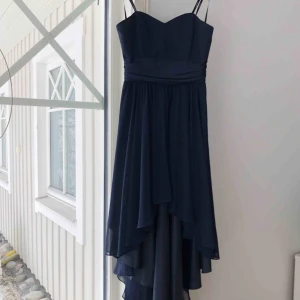  - Helt oanvänd marinblå klänning! Längre bak och axelbandslös. Nypris 1500! 