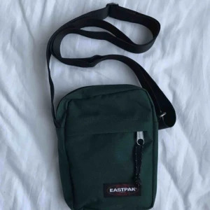 - Eastpack ”the one” flygväska i mörkgrön. Använd ett fåtal gånger, inga tecken på slitage. Nypris: 350 kr Frakt tillkommer