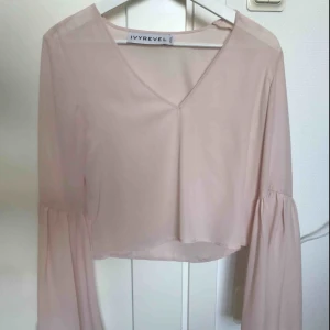  - Ljusrosa blus från Ivyrevel i storlek S. Använd två gånger.